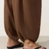 100% bavlněné kalhoty s balónovým střihem 100% bavlněné kalhoty s balónovým střihem
