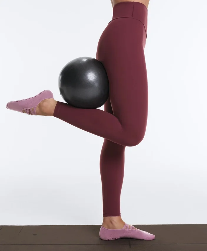 2 páry neviditelných ponožek z polyamidové směsi na jógu a pilates s dvojitými pásky 2 páry neviditelných ponožek z polyamidové směsi na jógu a pilates s dvojitými pásky