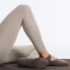 2 páry polstrovaných neviditelných ponožek z bavlněné směsi na jógu a pilates s kříženými pásky 2 páry polstrovaných neviditelných ponožek z bavlněné směsi na jógu a pilates s kříženými pásky