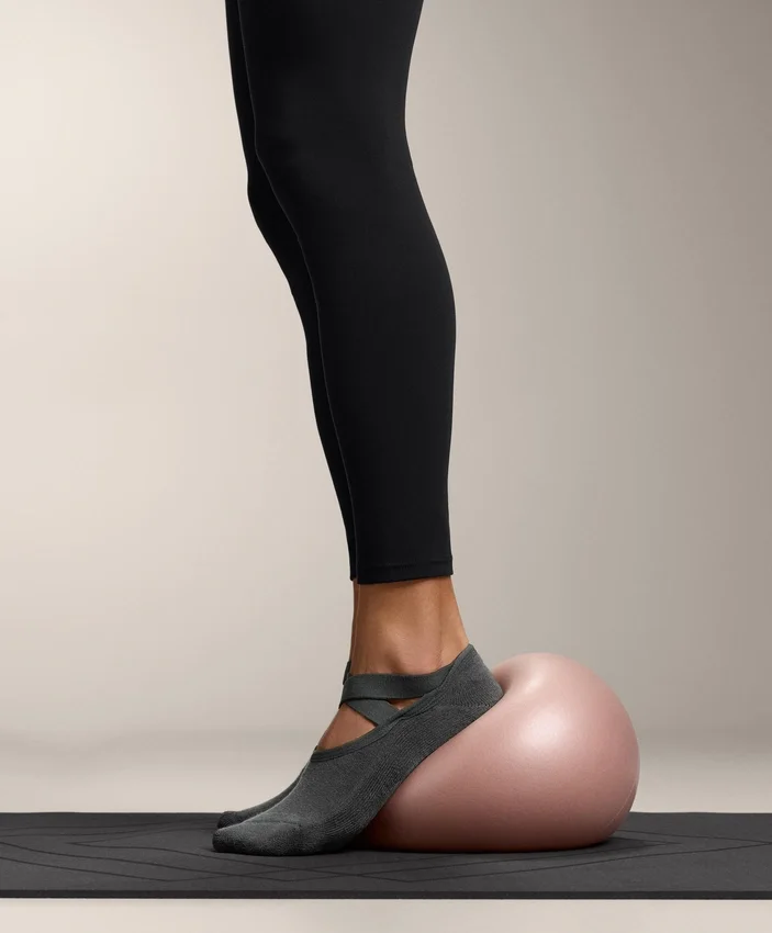 2 páry polstrovaných ponožek z bavlněné směsi na jógu a pilates s kříženými pásky 2 páry polstrovaných ponožek z bavlněné směsi na jógu a pilates s kříženými pásky
