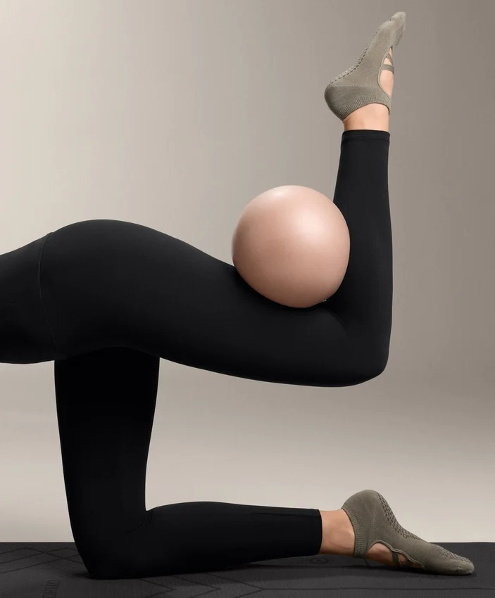 2 páry ponožek z bavlněné směsi s kříženými pásky na jógu a pilates 2 páry ponožek z bavlněné směsi s kříženými pásky na jógu a pilates