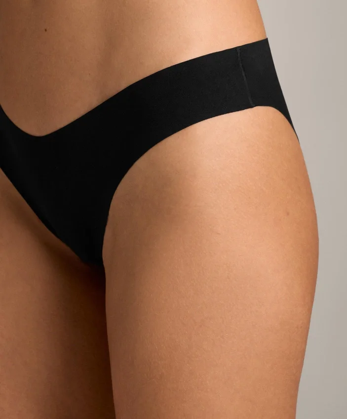 3 klasické bikiny z neviditelné polyamidové směsi s výřezem do V 3 klasické bikiny z neviditelné polyamidové směsi s výřezem do V