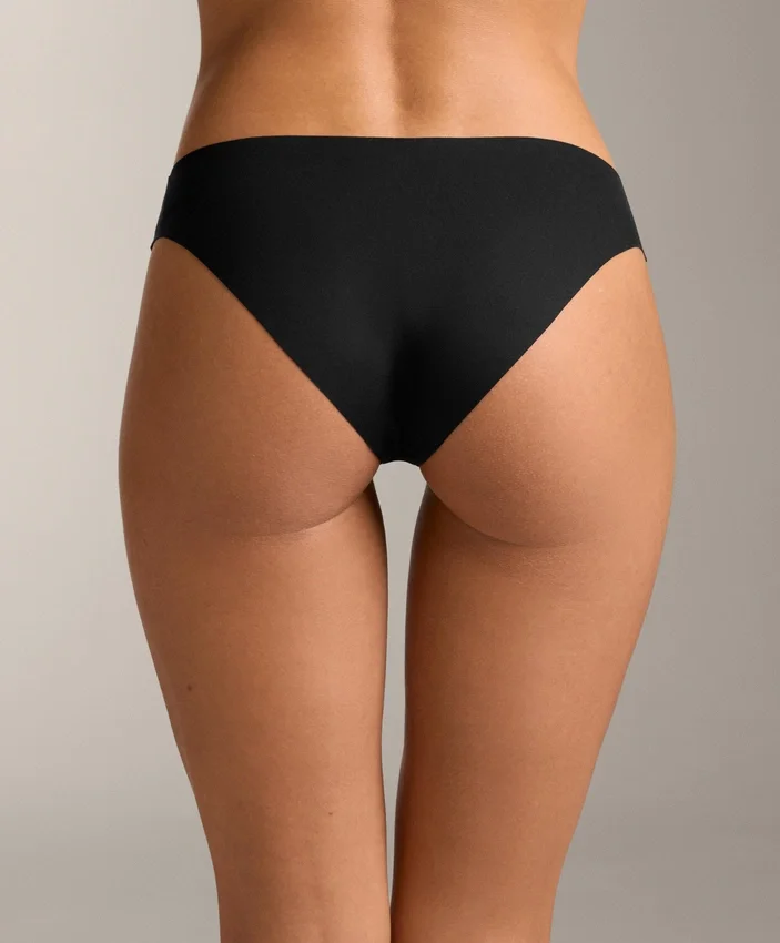 3 klasické bikiny z neviditelné polyamidové směsi s výřezem do V 3 klasické bikiny z neviditelné polyamidové směsi s výřezem do V