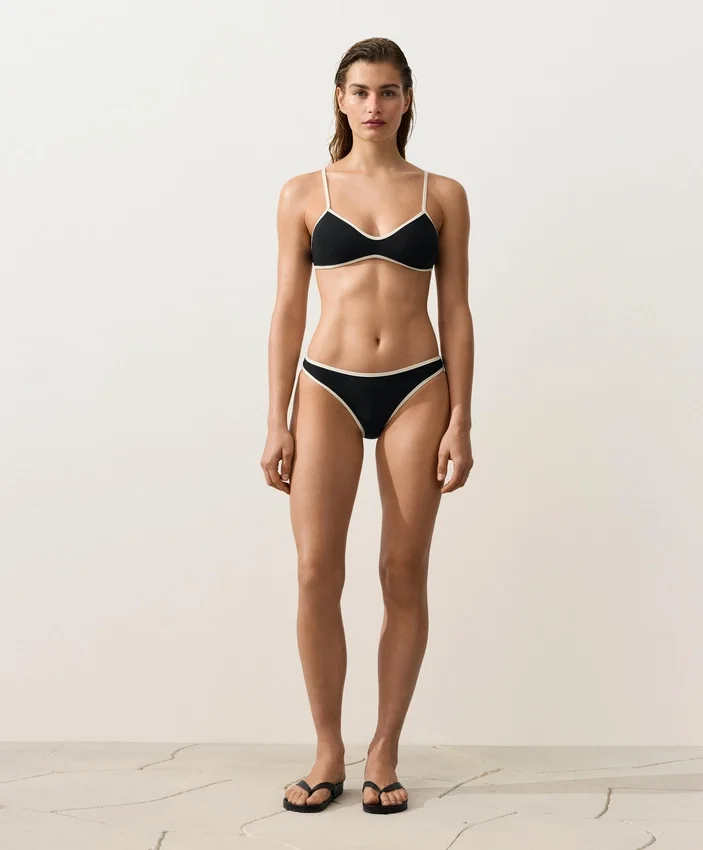 Bikiny s kontrastním lemováním Bikiny s kontrastním lemováním
