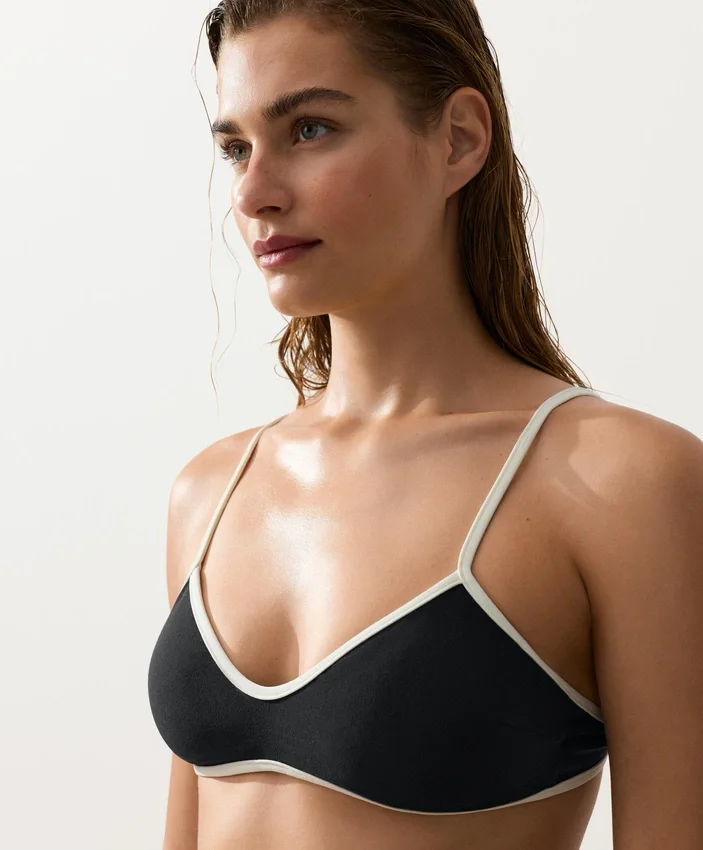 Bikiny s kontrastním lemováním Bikiny s kontrastním lemováním