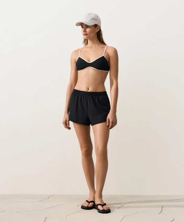 Bikiny s kontrastním lemováním Bikiny s kontrastním lemováním