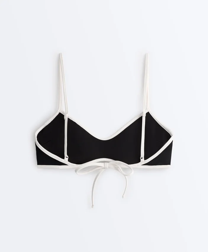 Bikiny s kontrastním lemováním Bikiny s kontrastním lemováním