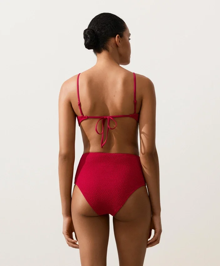 Bikiny s vysokým pasem a vaflovou texturou Bikiny s vysokým pasem a vaflovou texturou