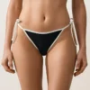 Bikiny se středním krytím a kontrastním lemováním