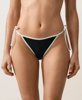 Bikiny se středním krytím a kontrastním lemováním Bikiny se středním krytím a kontrastním lemováním