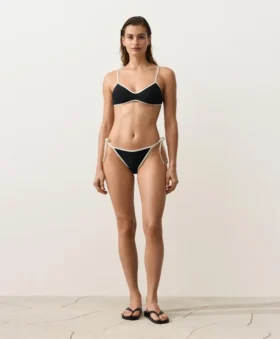 Bikiny se středním krytím a kontrastním lemováním Bikiny se středním krytím a kontrastním lemováním