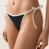 Bikiny se středním krytím a kontrastním lemováním