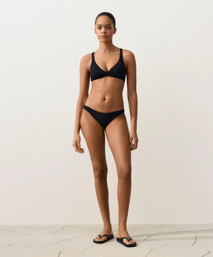 Bikiny se středním krytím a výstřihem do U Bikiny se středním krytím a výstřihem do U