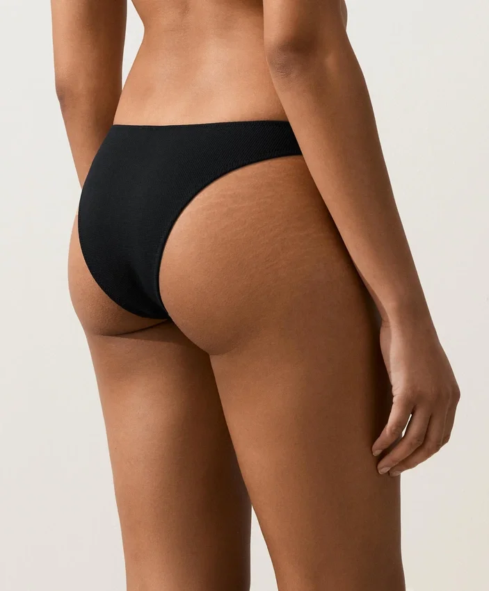Bikiny se středním krytím a výstřihem do U Bikiny se středním krytím a výstřihem do U