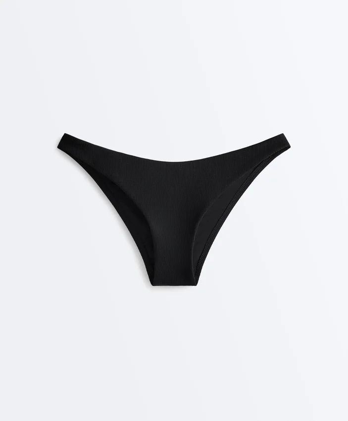 Bikiny se středním krytím a výstřihem do U Bikiny se středním krytím a výstřihem do U