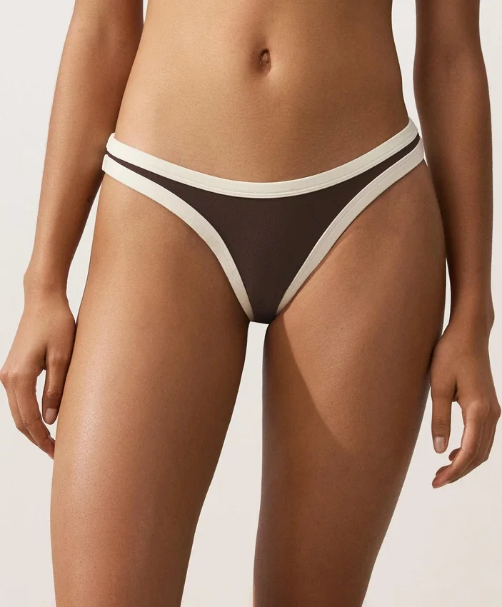 Bikiny se středním krytím a výstřihem do U s kontrastním lemováním Bikiny se středním krytím a výstřihem do U s kontrastním lemováním