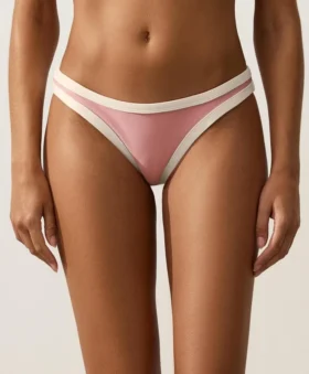 Bikiny se středním krytím a výstřihem do U s kontrastním lemováním Bikiny se středním krytím a výstřihem do U s kontrastním lemováním