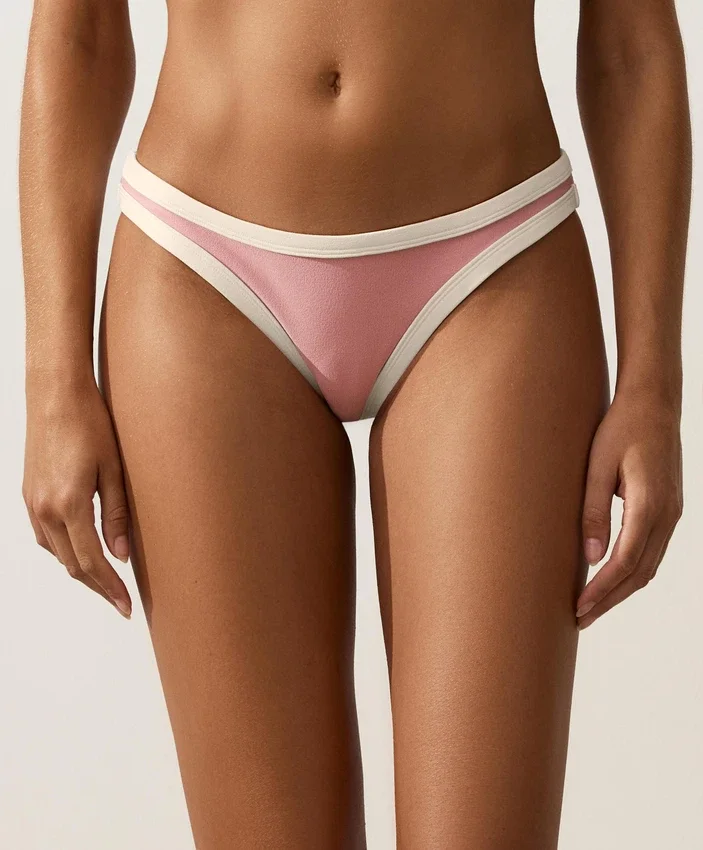 Bikiny se středním krytím a výstřihem do U s kontrastním lemováním Bikiny se středním krytím a výstřihem do U s kontrastním lemováním
