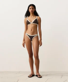 Bikiny se středním krytím a výstřihem do U s kontrastním lemováním Bikiny se středním krytím a výstřihem do U s kontrastním lemováním