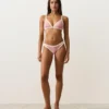 Bikiny se středním krytím a výstřihem do U s kontrastním lemováním Bikiny se středním krytím a výstřihem do U s kontrastním lemováním
