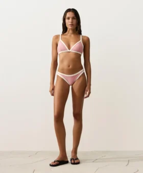 Bikiny se středním krytím a výstřihem do U s kontrastním lemováním Bikiny se středním krytím a výstřihem do U s kontrastním lemováním