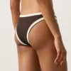 Bikiny se středním krytím a výstřihem do U s kontrastním lemováním Bikiny se středním krytím a výstřihem do U s kontrastním lemováním