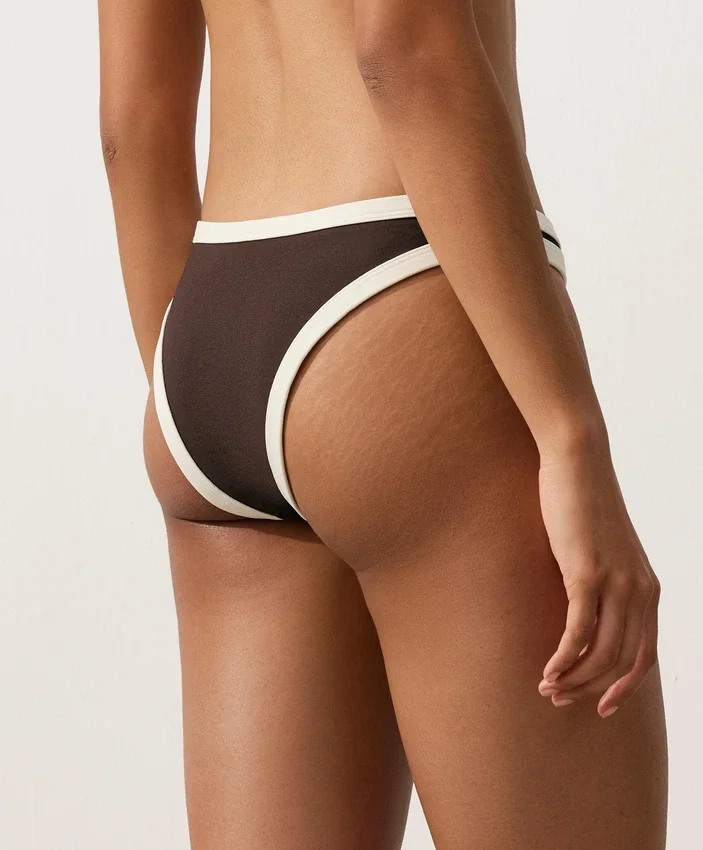 Bikiny se středním krytím a výstřihem do U s kontrastním lemováním Bikiny se středním krytím a výstřihem do U s kontrastním lemováním
