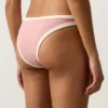 Bikiny se středním krytím a výstřihem do U s kontrastním lemováním Bikiny se středním krytím a výstřihem do U s kontrastním lemováním