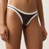 Bikiny se středním krytím a výstřihem do U s kontrastním lemováním Bikiny se středním krytím a výstřihem do U s kontrastním lemováním