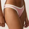 Bikiny se středním krytím a výstřihem do U s kontrastním lemováním Bikiny se středním krytím a výstřihem do U s kontrastním lemováním