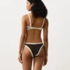 Bikiny se středním krytím a výstřihem do U s kontrastním lemováním Bikiny se středním krytím a výstřihem do U s kontrastním lemováním