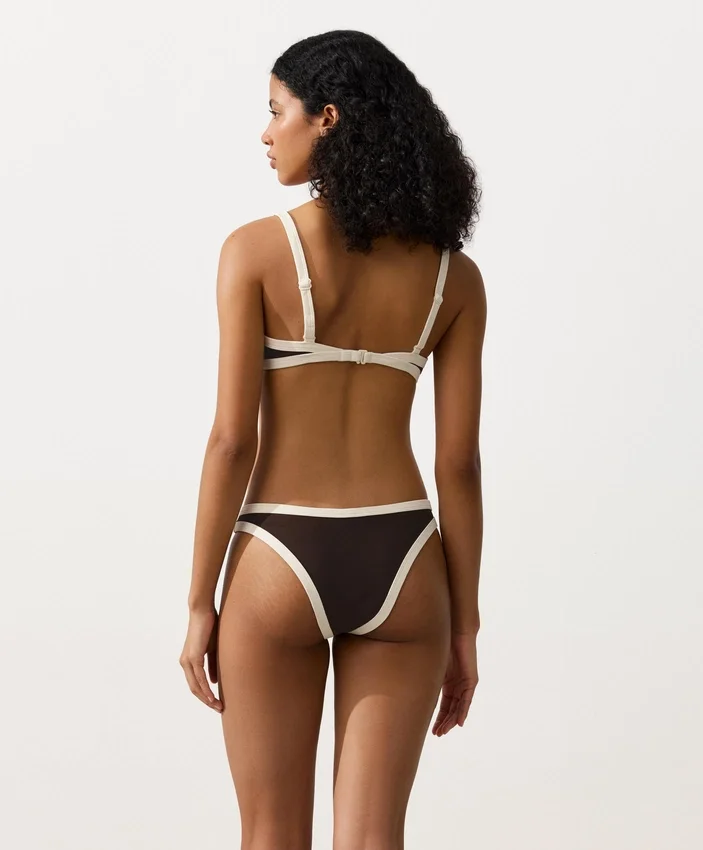 Bikiny se středním krytím a výstřihem do U s kontrastním lemováním Bikiny se středním krytím a výstřihem do U s kontrastním lemováním