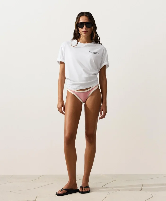 Bikiny se středním krytím a výstřihem do U s kontrastním lemováním Bikiny se středním krytím a výstřihem do U s kontrastním lemováním