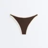 Bikiny se středním krytím a výstřihem do U s kontrastním lemováním Bikiny se středním krytím a výstřihem do U s kontrastním lemováním