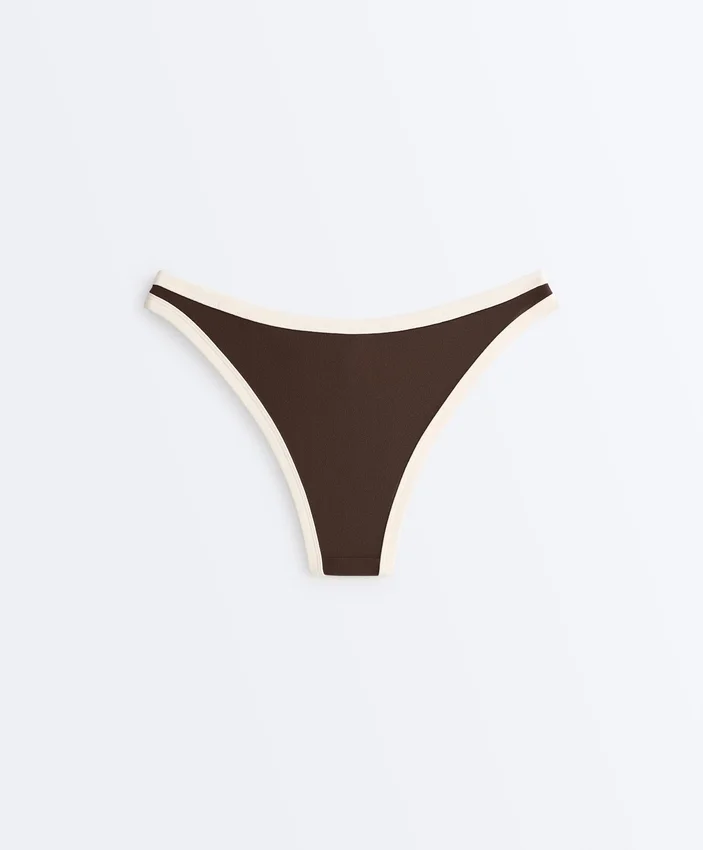 Bikiny se středním krytím a výstřihem do U s kontrastním lemováním Bikiny se středním krytím a výstřihem do U s kontrastním lemováním