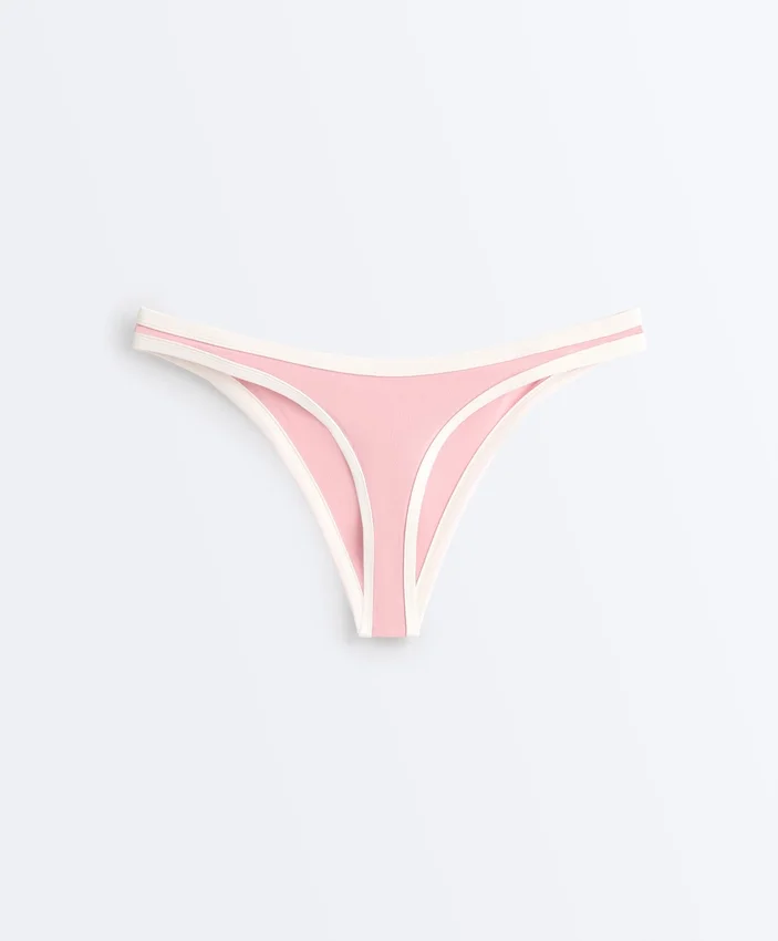 Bikiny se středním krytím a výstřihem do U s kontrastním lemováním Bikiny se středním krytím a výstřihem do U s kontrastním lemováním