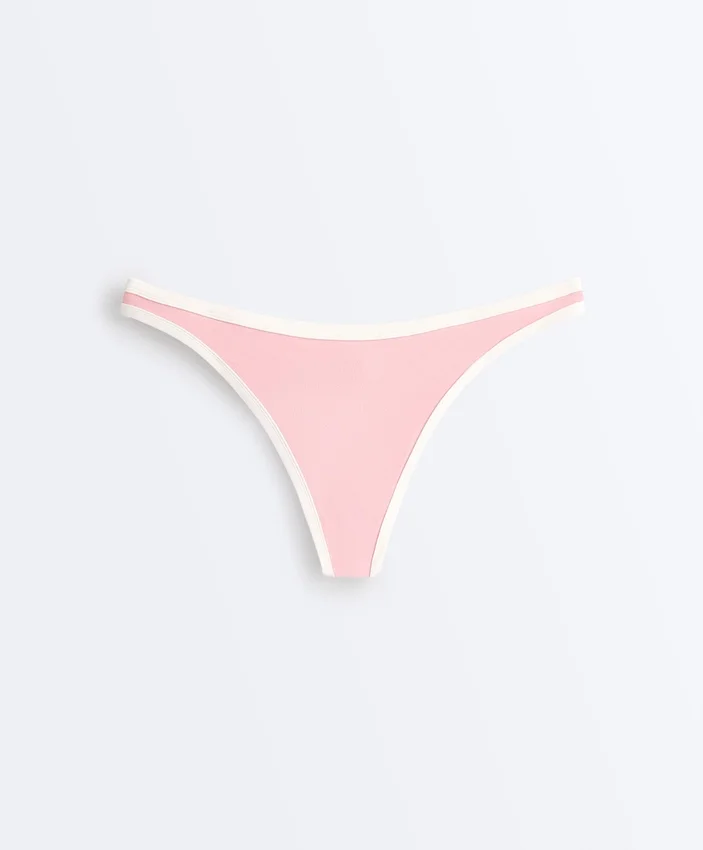 Bikiny se středním krytím a výstřihem do U s kontrastním lemováním Bikiny se středním krytím a výstřihem do U s kontrastním lemováním