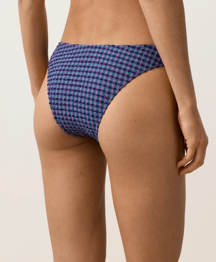 Bikiny se středním krytím a výstřihem do U s kostkovaným vzorem Bikiny se středním krytím a výstřihem do U s kostkovaným vzorem