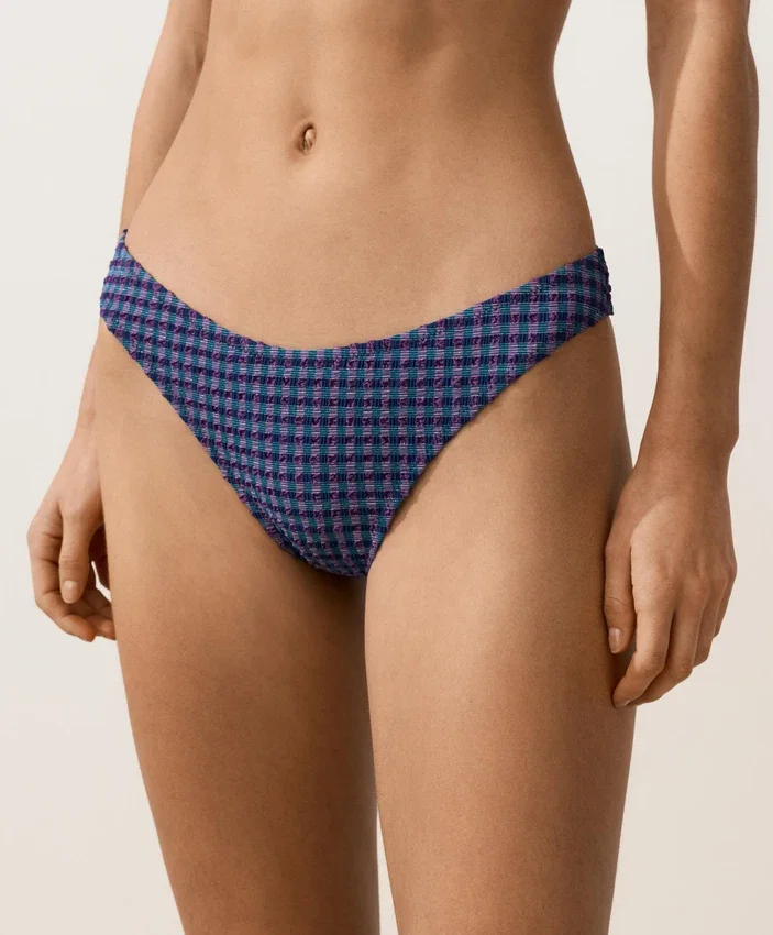Bikiny se středním krytím a výstřihem do U s kostkovaným vzorem Bikiny se středním krytím a výstřihem do U s kostkovaným vzorem