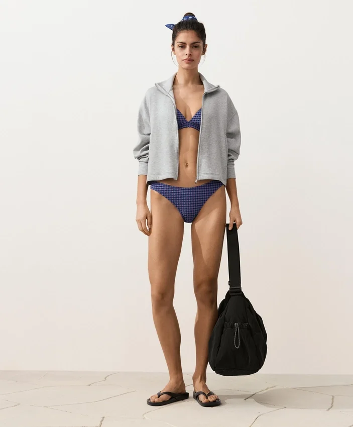 Bikiny se středním krytím a výstřihem do U s kostkovaným vzorem Bikiny se středním krytím a výstřihem do U s kostkovaným vzorem