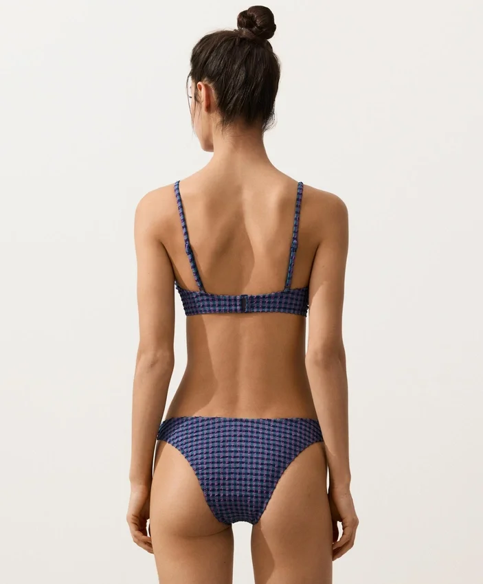 Bikiny se středním krytím a výstřihem do U s kostkovaným vzorem Bikiny se středním krytím a výstřihem do U s kostkovaným vzorem