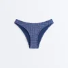 Bikiny se středním krytím a výstřihem do U s kostkovaným vzorem Bikiny se středním krytím a výstřihem do U s kostkovaným vzorem
