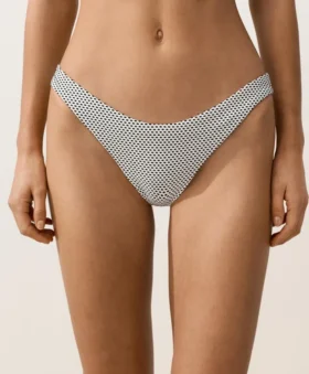 Bikiny se středním krytím a výstřihem do U z žakárového materiálu s puntíky Bikiny se středním krytím a výstřihem do U z žakárového materiálu s puntíky