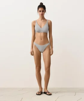 Bikiny se středním krytím a výstřihem do U z žakárového materiálu s puntíky Bikiny se středním krytím a výstřihem do U z žakárového materiálu s puntíky