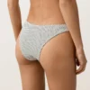 Bikiny se středním krytím a výstřihem do U z žakárového materiálu s puntíky