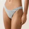 Bikiny se středním krytím a výstřihem do U z žakárového materiálu s puntíky