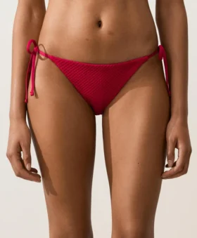 Bikiny se středním krytím a vázáním Bikiny se středním krytím a vázáním