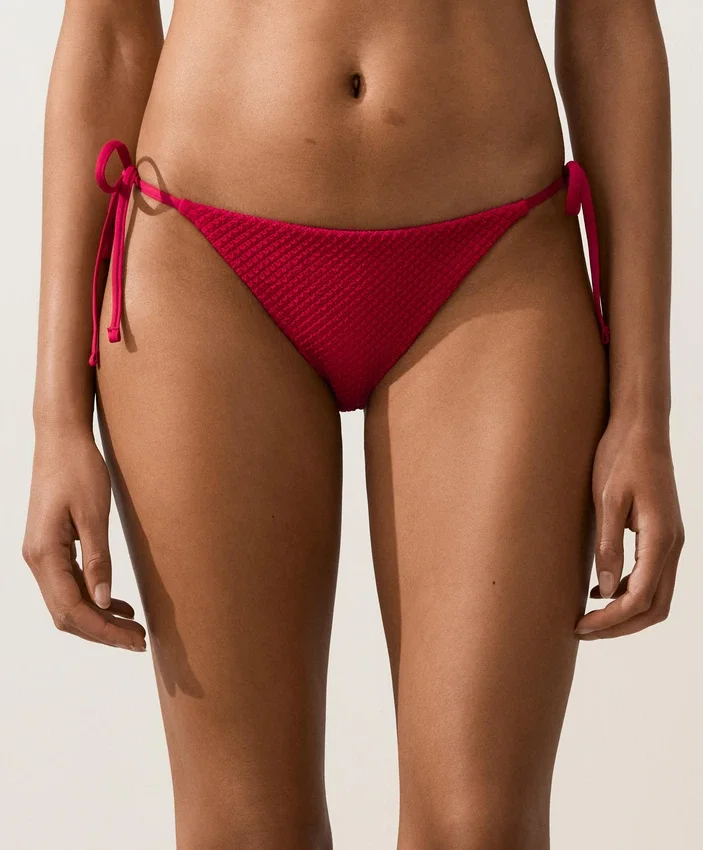 Bikiny se středním krytím a vázáním Bikiny se středním krytím a vázáním