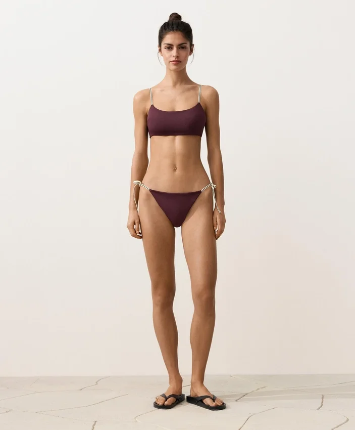 Bikiny se středním krytím a vázáním Bikiny se středním krytím a vázáním