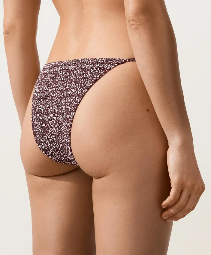 Bikiny se středním krytím a vázáním Bikiny se středním krytím a vázáním
